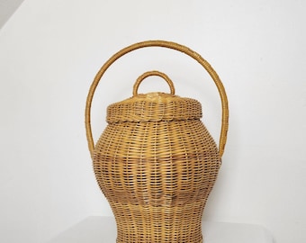 Panier en osier tressé à la main avec couvercle et poignée, 56 cm de haut, style rustique vintage cottagecore.