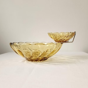 Può includere: Un set vintage in vetro ambrato per patatine e salse, con una ciotola più piccola attaccata alla ciotola più grande con un filo metallico.