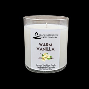 Pu&ograve; includere: Una candela bianca in un barattolo di vetro trasparente con un'etichetta che recita "BLACK EARTH CREEK CANDLE COMPANY" e "WARM VANILLA". L'etichetta include anche una piccola illustrazione di una bacca di vaniglia e un fiore. La candela &egrave; una miscela di cera di cocco ed &egrave; realizzata a mano nel Wisconsin. Pesa 8 once o 226 grammi.