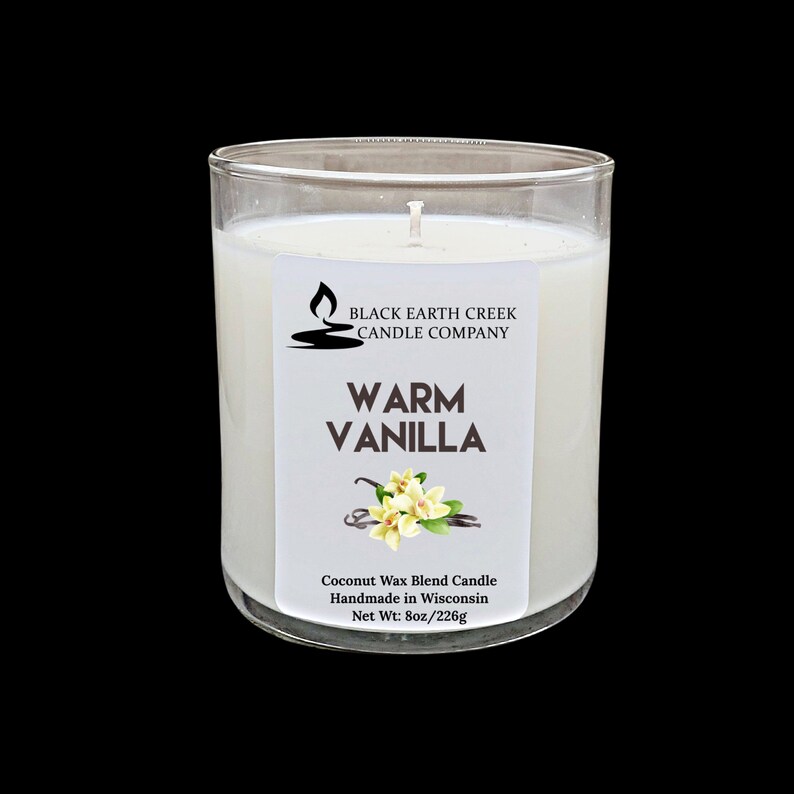 Pu&ograve; includere: Una candela bianca in un barattolo di vetro trasparente con un'etichetta che recita "BLACK EARTH CREEK CANDLE COMPANY" e "WARM VANILLA". L'etichetta include anche una piccola illustrazione di una bacca di vaniglia e un fiore. La candela &egrave; una miscela di cera di cocco ed &egrave; realizzata a mano nel Wisconsin. Pesa 8 once o 226 grammi.