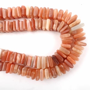 Puede incluir: Un collar de cuentas de piedras preciosas de color naranja y melocotón. Las cuentas son rectangulares y pulidas. Las cuentas están ensartadas, para un collar o pulsera.