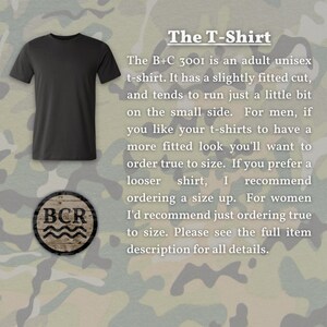 以下が含まれることがあります： 波の下に木製の円の中に「BCR」という文字が書かれた黒いTシャツ。画像の上部に「The T-Shirt」という文字があります。下のテキストはTシャツのフィット感を説明しています。