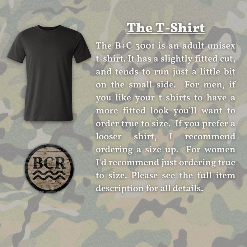 以下が含まれることがあります： 波の下に木製の円の中に「BCR」という文字が書かれた黒いTシャツ。画像の上部に「The T-Shirt」という文字があります。下のテキストはTシャツのフィット感を説明しています。