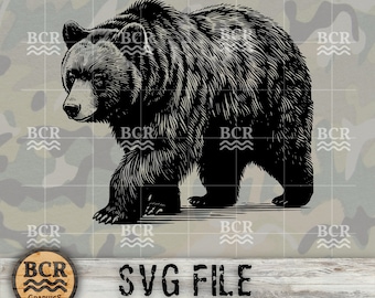 Pode incluir: Ilustração em preto e branco de um urso caminhando para a direita. O urso está olhando para o lado esquerdo da imagem. A imagem está sobre um fundo de camuflagem com o texto "SVG FILE" na parte inferior.