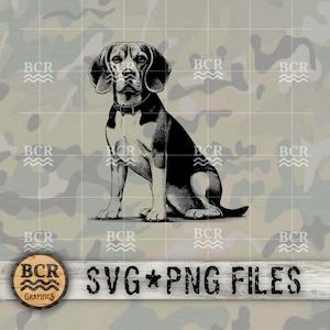 Puede incluir: Ilustración en blanco y negro de un perro Beagle sentado con las orejas levantadas. El perro mira directamente al espectador. La imagen está sobre un fondo de camuflaje. El texto "SVG PNG FILES" está en la parte inferior de la imagen.