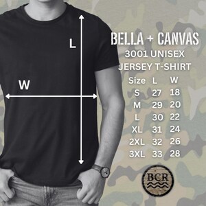 以下が含まれることがあります： 前面に Bella + Canvas 3001 がプリントされた、黒のユニセックスジャージーTシャツ。サイズ表は、S から 3XL までのサイズの長さと幅の寸法をセンチメートルで示しています。