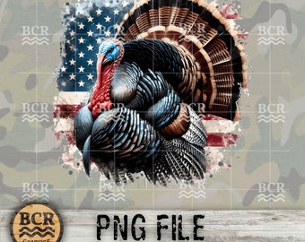 Op de afbeelding: Een kleurrijke digitale illustratie van een kalkoen met zijn veren uitgespreid in een waaier. De kalkoen staat voor een vervaagde Amerikaanse vlag met een witte achtergrond. De afbeelding heeft een vervaagd aquareleffect.