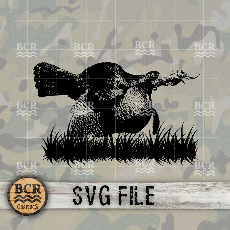 Pode incluir: Silhueta preta de um peru em grama alta, contra um fundo de camuflagem. A imagem inclui o texto "SVG FILE" e um logotipo. Adequado para v&aacute;rios projetos de artesanato digital.