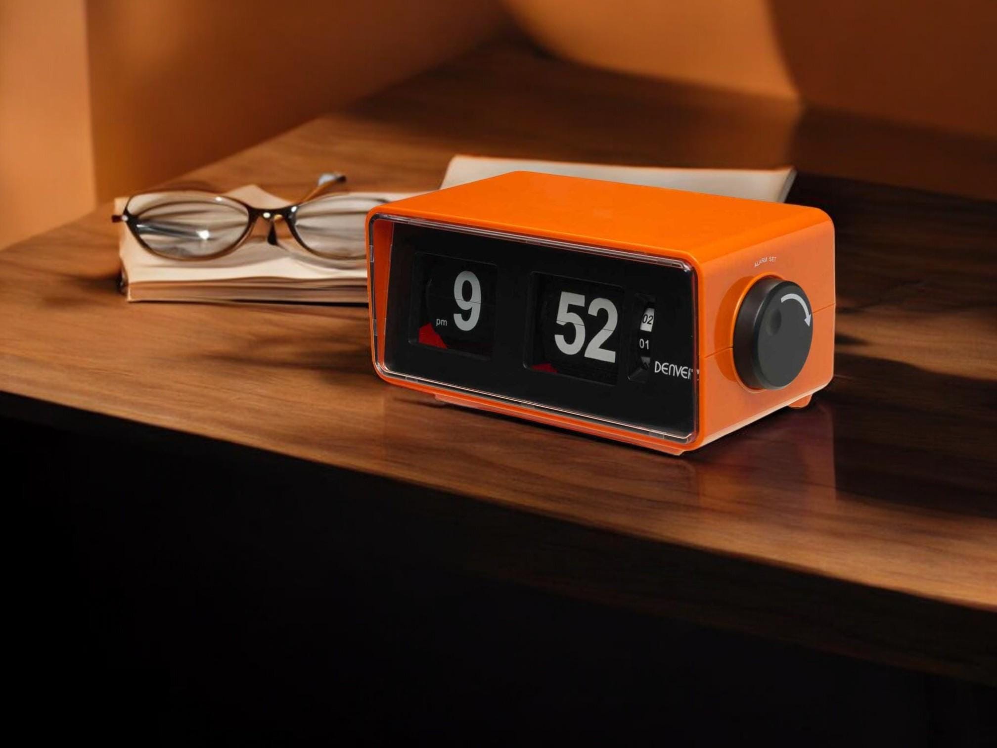 Réveil vintage orange et blanc, style rétro années 70