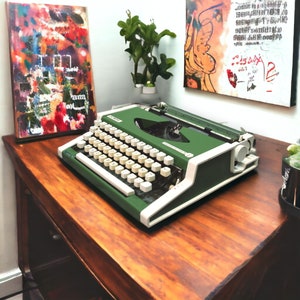 OLYMPIA TRAVELLER de LUXE Typewriter - Vintage Green Retro Style 70s