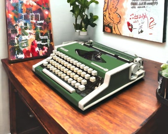 OLYMPIA TRAVELLER de LUXE Typewriter - Vintage Green Retro Style 70s