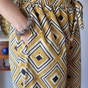 Peut inclure: Pantalon jaune et noir &agrave; motif g&eacute;om&eacute;trique en forme de losange avec une taille &agrave; cordon.