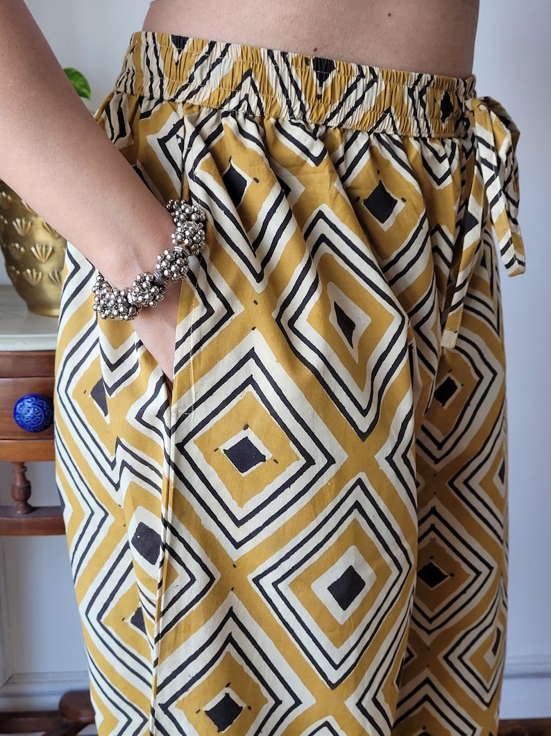 Peut inclure: Pantalon jaune et noir &agrave; motif g&eacute;om&eacute;trique en forme de losange avec une taille &agrave; cordon.