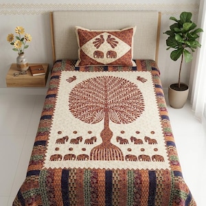 Könnte beinhalten: Ein Einzelbettwäsche-Set mit einem aufwendigen Lebensbaum-Design in Braun- und Cremetönen. Die Bettdecke hat einen Rand mit bunten Streifen und Elefantenmotiven. Das Kissen hat Vogel- und Elefantenmotive. "ARTISAN CRAFTED | SINGLE SIZE" ist unten aufgedruckt.
