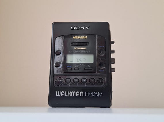 ビンテージ ソニー ウォークマン WM F2081：完全に動作するカセット