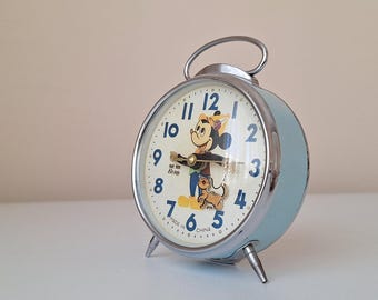 1970年代のヴィンテージミニーマウスアニメーション目覚まし時計