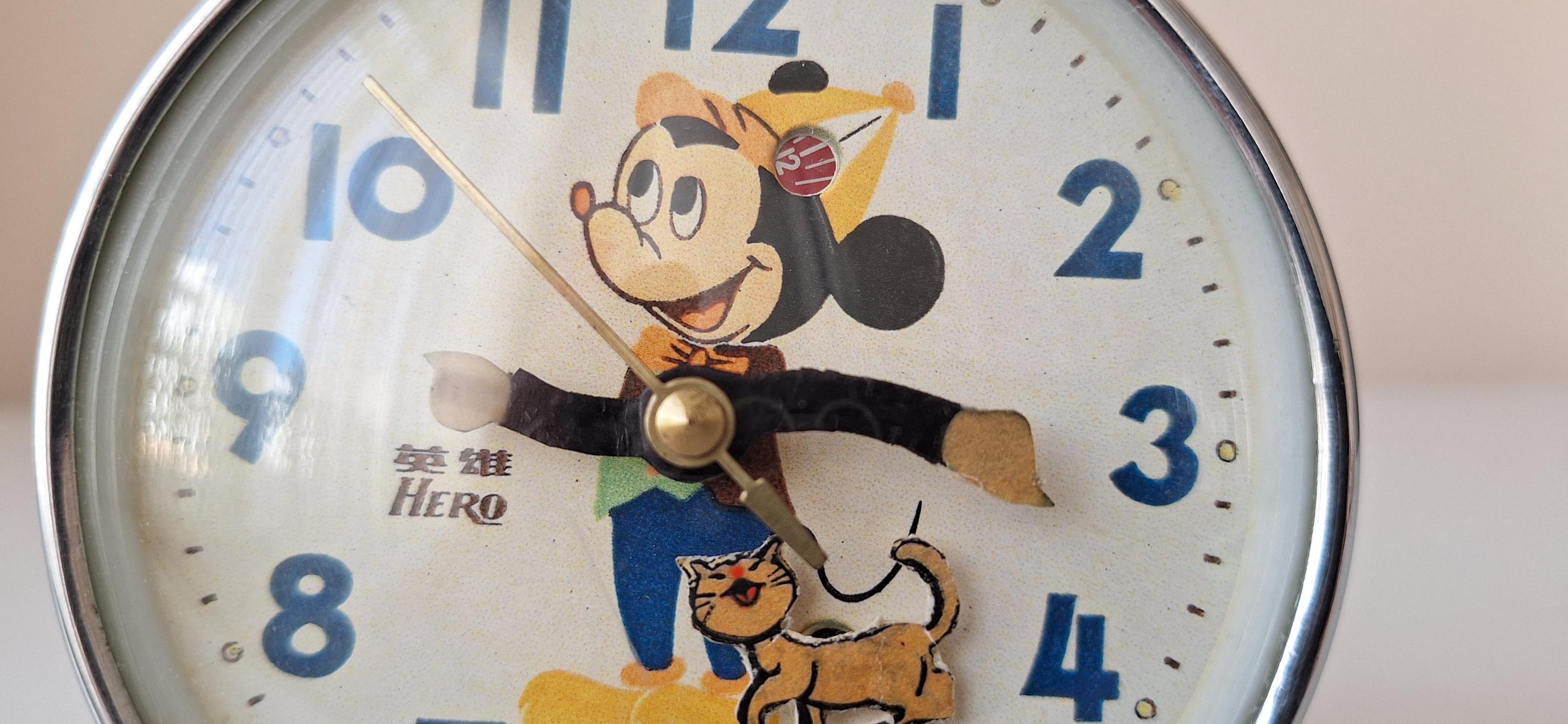 1970年代のヴィンテージミニーマウスアニメーション目覚まし時計