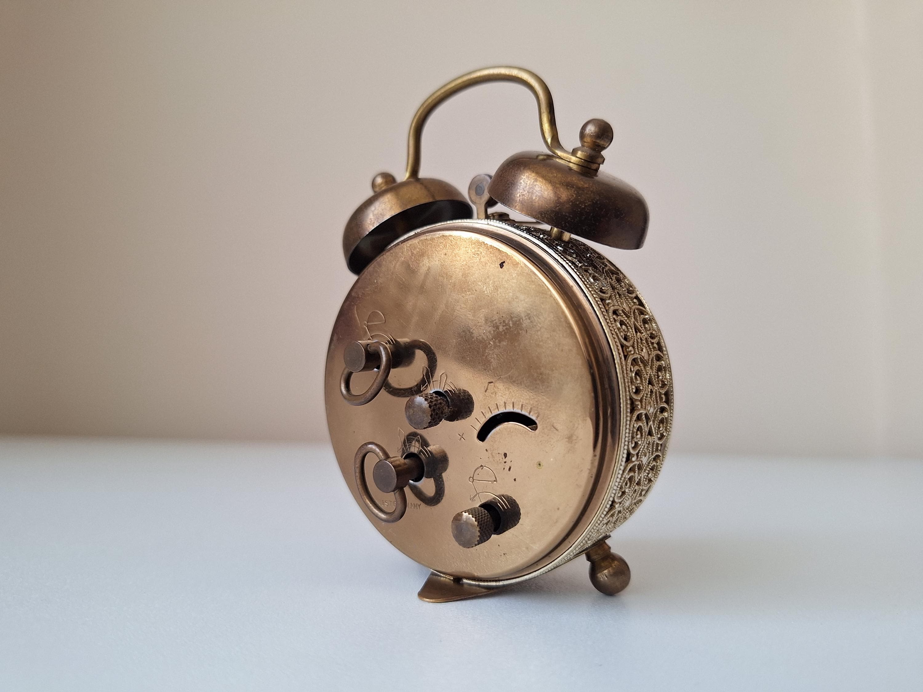 ヴィンテージドイツ製置時計、フィリグリー真鍮ケース、ローマ数字