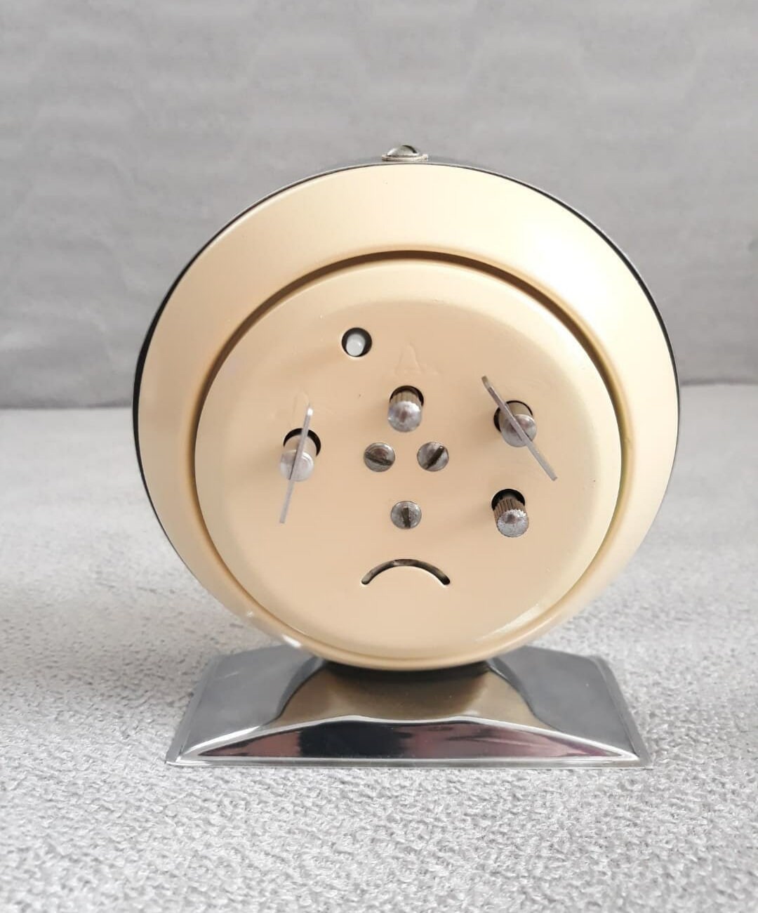 ヴィンテージなアニメーションのウサギとカメの目覚まし時計 - Etsy 日本