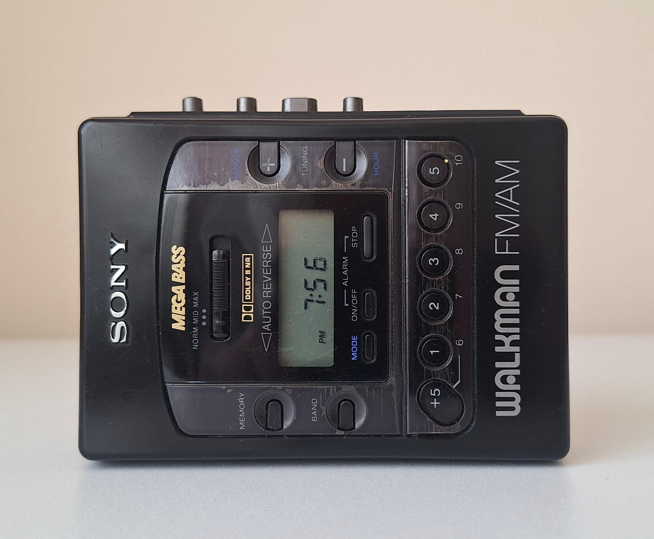 ビンテージ ソニー ウォークマン WM F2081：完全に動作するカセット