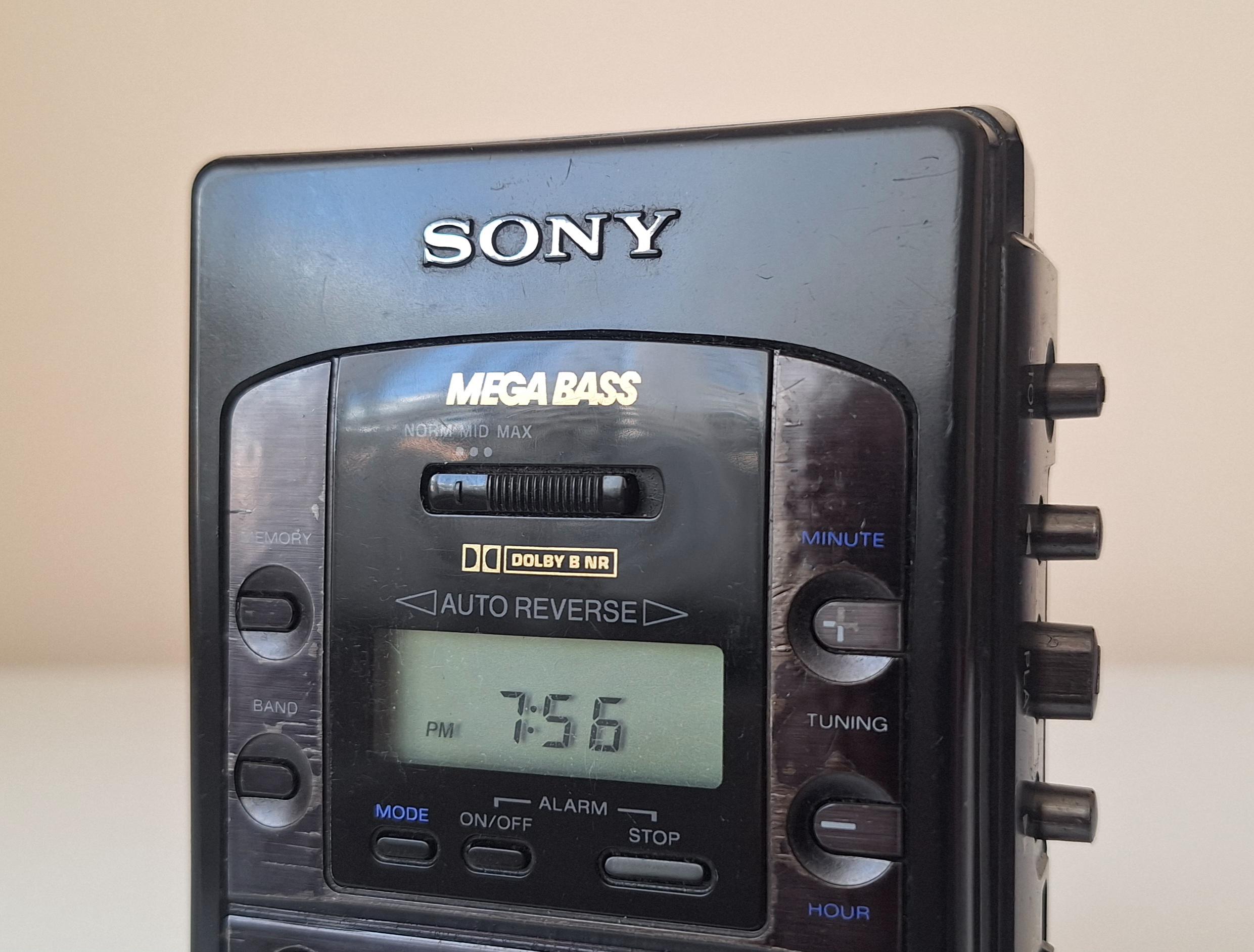 ビンテージ ソニー ウォークマン WM F2081：完全に動作するカセット