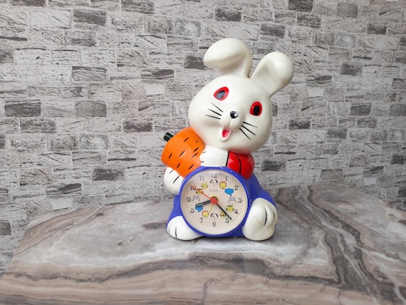 ヴィンテージのウサギの目覚まし時計：1990年代のテーブルデスクの装飾