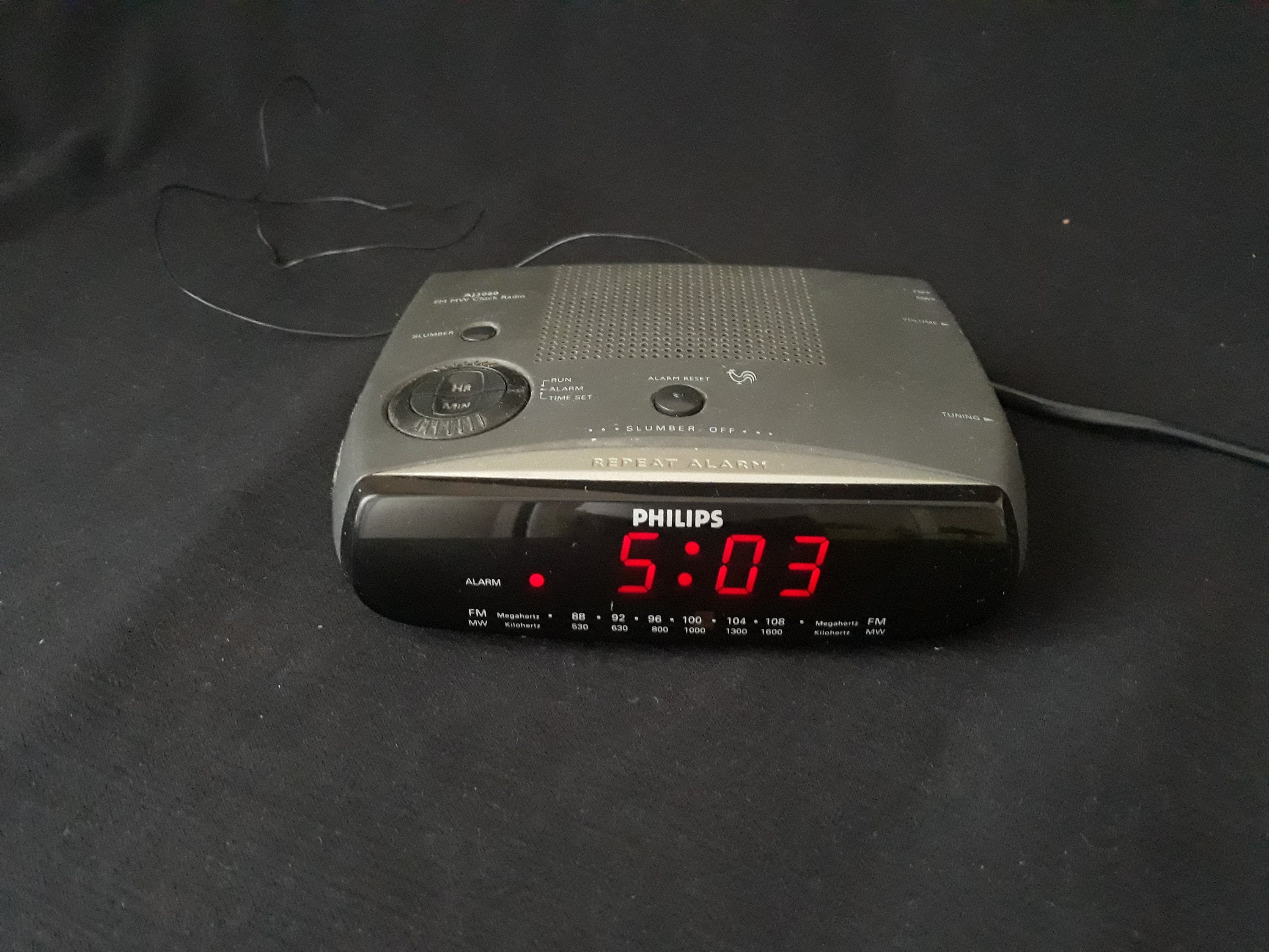Vintage radio despertador de Philips, modelo D 3142. Fabricado en