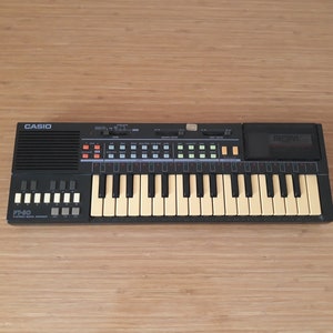 Mini piano Casio PT-80 vintage: instrumento musical electrónico