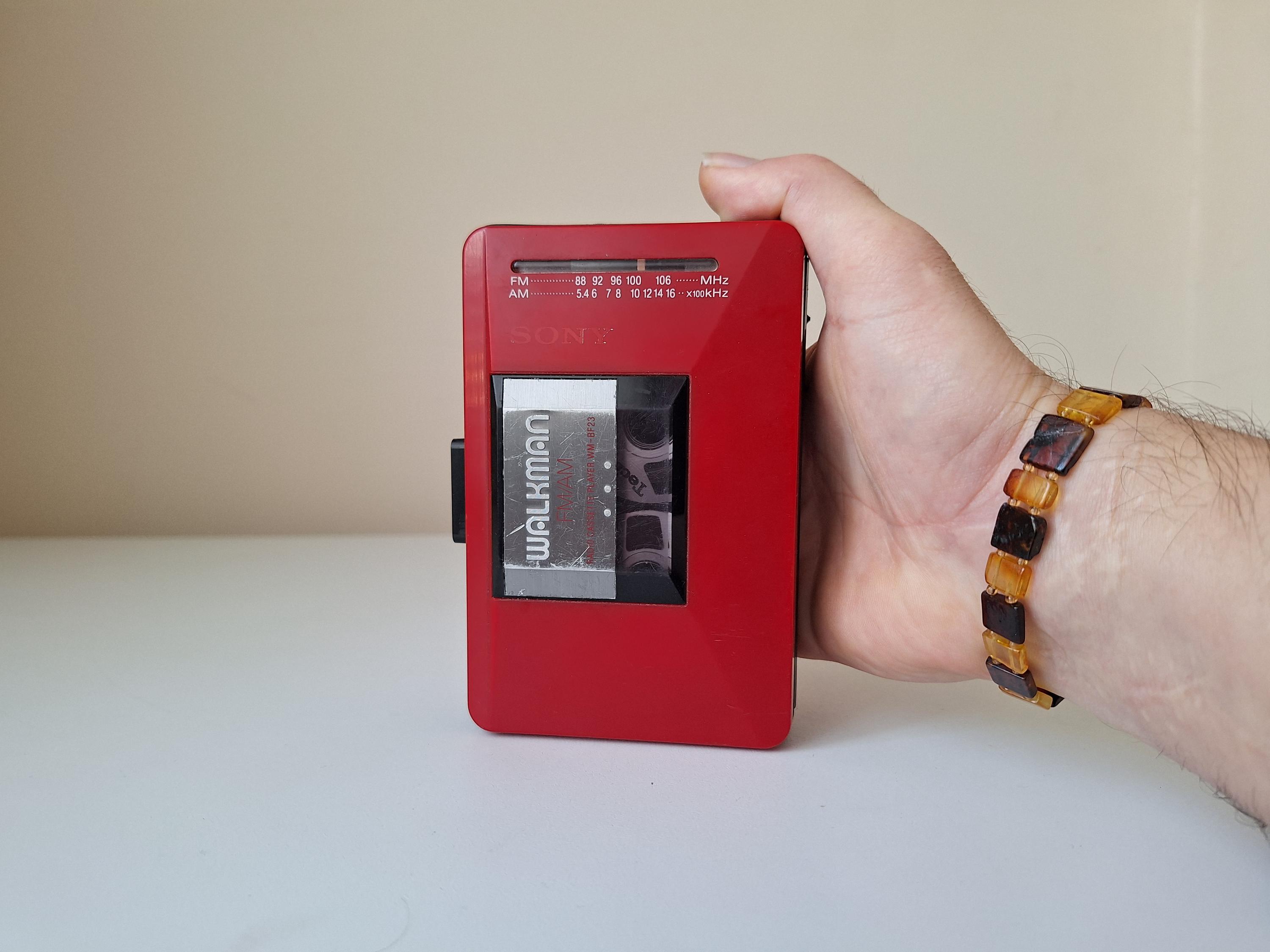 ビンテージ ソニー ウォークマン WM-BF23: FM/AM カセットプレーヤー