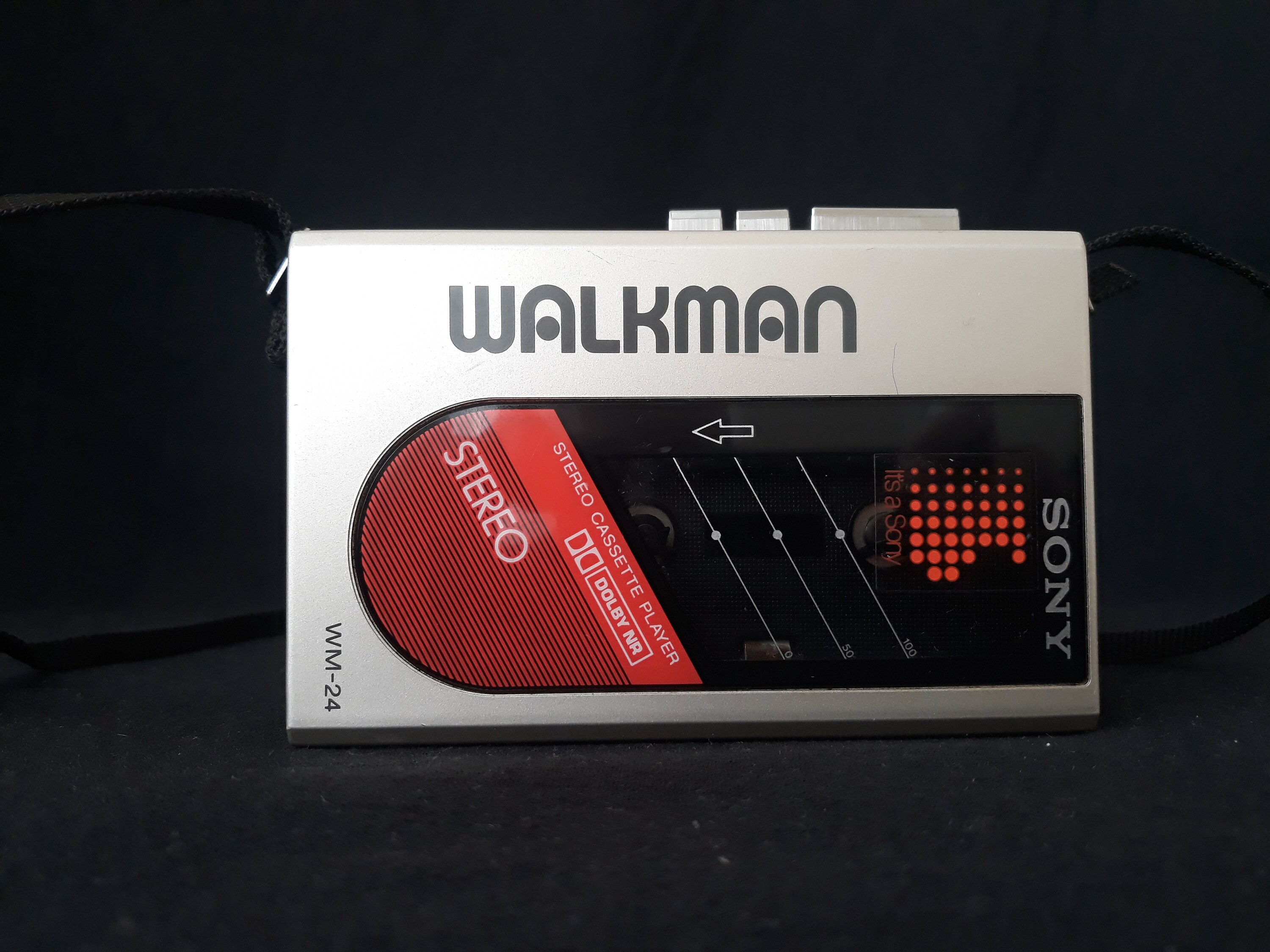 SONY WM-24 WALKMAN Cassette Lecteur Usé Actif Rouge Rembobiner Boutons Don'T EUR 233,89 - FR