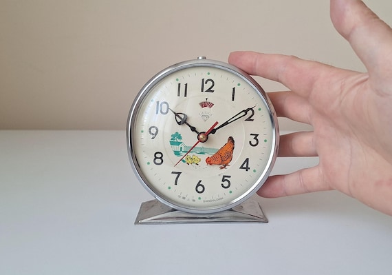 ヴィンテージ目覚まし時計 レトロ鶏のデザイン ヴィンテージ目覚まし時計 レトロ鶏のデザイン ヴィンテージ テーブル