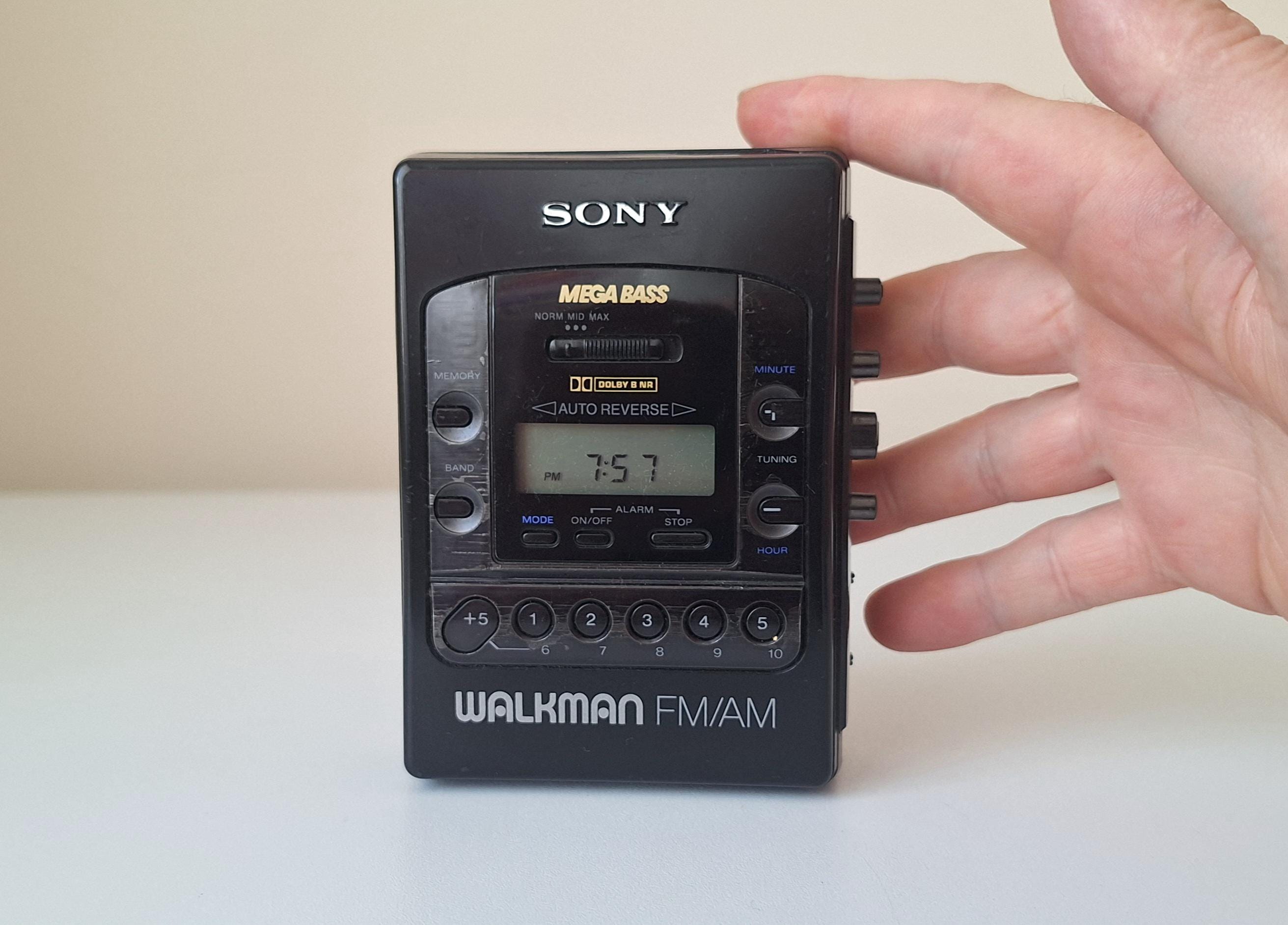 ビンテージ ソニー ウォークマン WM F2081：完全に動作するカセット