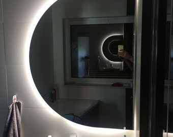 BUJOG Specchio da bagno con luce a LED Specchio da toeletta a semicerchio  Specchio senza cornice fissato al muro Specchi retroilluminati