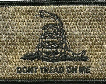 DONT TREAD ON ME READY TO STRIKE PATCH WITH HOOK NEW A181