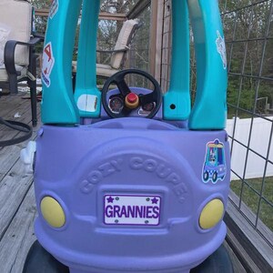 Placa de matrícula personalizada Cozy Coupe - Tamaño 3.75 x 2.25 pulgadas para Power Wheels, carritos, cochecitos y carritos de golf. Regalo personalizado. imagen 18
