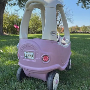 Placa de matrícula personalizada Cozy Coupe - Tamaño 3.75 x 2.25 pulgadas para Power Wheels, carritos, cochecitos y carritos de golf. Regalo personalizado. imagen 8