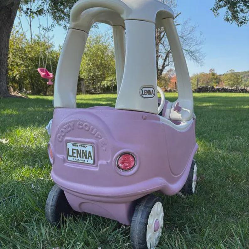 Placa de matrícula personalizada Cozy Coupe - Tamaño 3.75 x 2.25 pulgadas para Power Wheels, carritos, cochecitos y carritos de golf. Regalo personalizado. imagen 8
