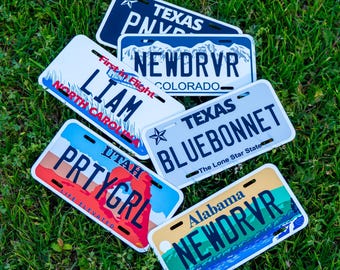Mini matrícula personalizada para los 50 estados / 4 x 2 - 6 x 3 - 7 x 4 / Motocicleta, carrito de golf, coche eléctrico / Regalo personalizado - Etiqueta con nombre