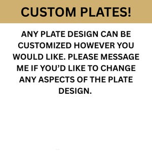 Puede incluir: Un letrero rectangular blanco con un encabezado dorado que presenta el texto negro CUSTOM PLATES! seguido del mensaje: ANY PLATE DESIGN CAN BE CUSTOMIZED HOWEVER YOU WOULD LIKE. PLEASE MESSAGE ME IF YOU'D LIKE TO CHANGE ANY ASPECTS OF THE PLATE DESIGN.