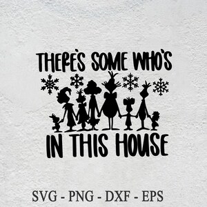 以下が含まれることがあります： 「There's some who's in this house」というテキストが入った、黒と白のシルエットデザインの家族です。