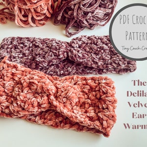 Op de afbeelding: Een haakpatroon voor een oorwarmer in roze en paarse fluwelen garen. Het patroon heet "The Delilah Velvet Ear Warmer" en is beschikbaar als PDF-download. Het patroon is van Tiny Couch Crochet.