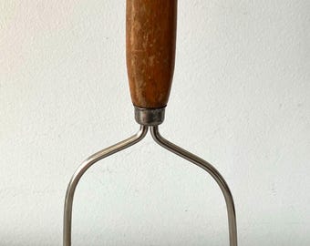 Machacador de patatas de madera y alambre, década de 1950, mediados de siglo, Kitchenalia