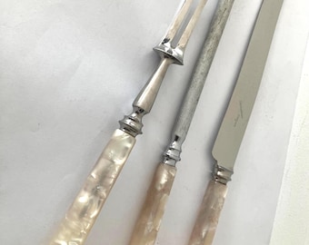 Juego de cuchillo, tenedor y afilador de acero con mangos de nácar de la década de 1970.