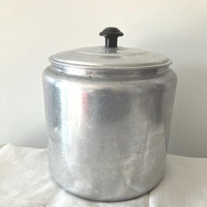 Puede incluir: Un juego de tres tazas de cerámica con un acabado mate moteado. Las tazas son de color crema, gris claro y gris oscuro. Cada taza tiene un diseño simple y minimalista, ideal para café o té.