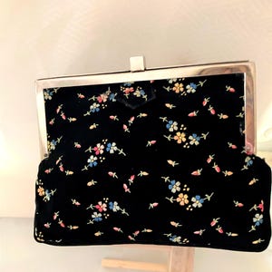 Pretty Floral 1940's Vintage Embroidered Purse/Bag