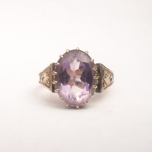 Antique Victorian Era Amethyst Ring - 14K Yellow Gold - Engraved Shoulders - February Birthstone - Fancy Cut Purple Gemstone - Size 6 1/4 US