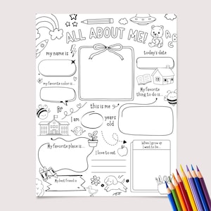 Può includere: Foglio di lavoro stampabile in bianco e nero "All About Me" con sezioni da compilare per informazioni personali. Include illustrazioni di un arcobaleno, una scuola e un cane, con un set di matite colorate in basso.