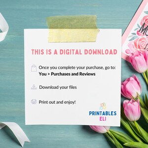 Puede incluir: Un papel blanco con el texto "THIS IS A DIGITAL DOWNLOAD" est&aacute; pegado a una superficie turquesa. El papel incluye instrucciones para descargar archivos. Tambi&eacute;n se ve una tarjeta del D&iacute;a de la Madre con flores rosas y tulipanes.