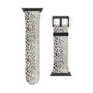 Könnte beinhalten: Zweiteiliges Uhrenarmband mit reptilienartigem Muster in Grau-, Braun- und Weißtönen. Das Armband hat schwarze Beschläge und eine strukturierte Optik. Das Uhrenarmband ist für eine Smartwatch konzipiert.