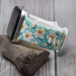 Daffodil Floral Watch Band – Engraved Silicone Strap for Apple Watch (38–49mm), Gift for Her, Flower Apple Watch Band